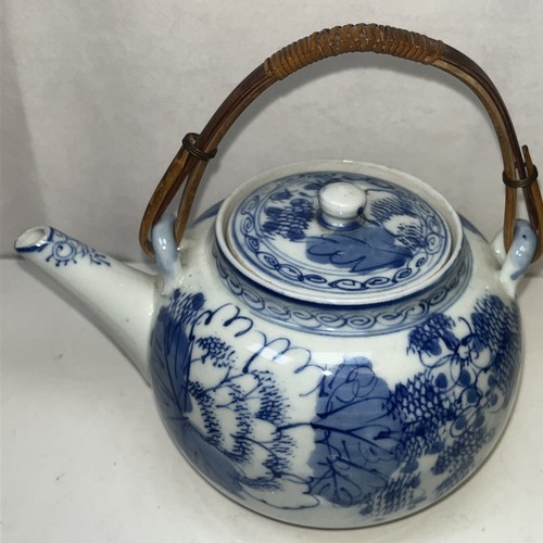 ANTIQUE Japanese or CHINESE TEAPOT BLUE & white artist hand made - Picture 3 of 10