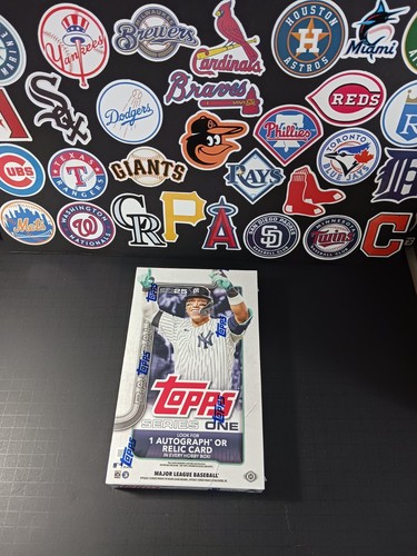 Caja de pasatiempos Topps serie de béisbol 2025 1 - 1 reliquia o automática por caja - Imagen 1 de 10