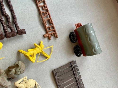 LOT OF 8 PLASTIC TOY INDIANS & PLAYSET ACCESSORIES FORT APACHE SIGN FENCE WAGON - Picture 5 of 7