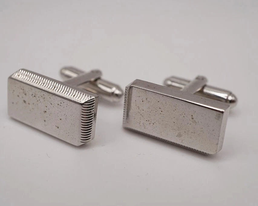 Juego de gemelos escudos para hombre diseño de mediados de siglo tono plata joyería para hombre Foto 2 de 4