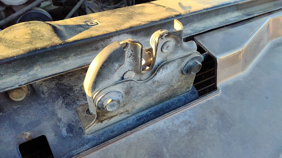 Оригинальная защелка капота в сборе с кронштейном для Chevy Suburban 1992-1994 годов выпуска 15029224 - Изображение 2 из 4