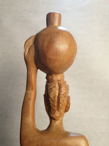 Estatua africana de madera tallada a mano de colección mujer llevando una jarra y un niño tribal - Imagen 7 de 12