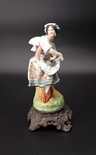 ANTIQUE PORCELAIN DANCER TRADITIONAL COSTUME DANCE DANCE ANTIMONY BASE