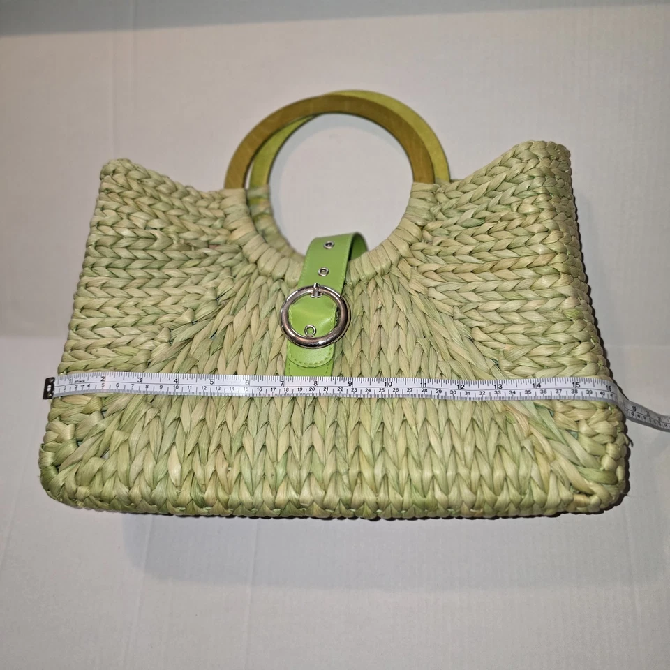 Bolso de Mano de Playa de Paja Tejido en Arena Sun N De Colección Asas Redondas de Madera, Cuero Verde Foto 3 de 4