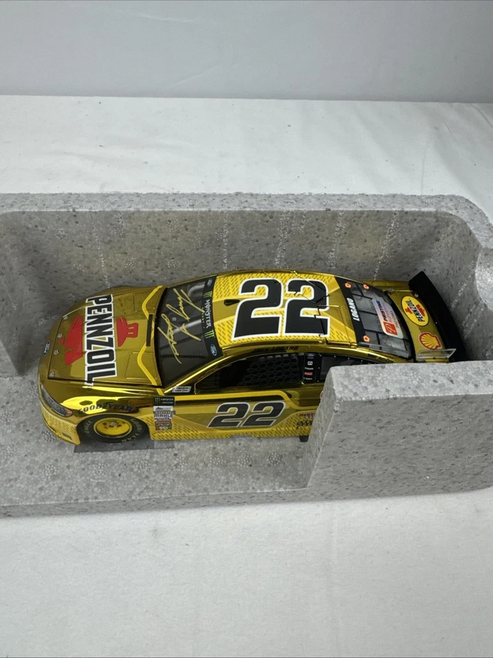 Lionel Racing NASCAR Joey Logano #22 Firmado Color Cromo 1:24 Oro Réplica NUEVO Foto 2 de 4