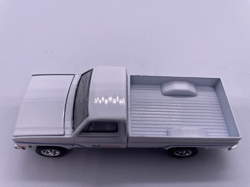 GREENLIGHT 1986 CHEVY C30 CUSTOM DELUXE - 1/64 - Trailer Hitch - Square Body - Picture 8 of 9
