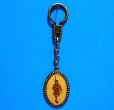 BEEFEATER LONDON GIN - YEOMEN WARDERS GUARD LOGO EMBLEM - OLD VINTAGE KEYCHAIN