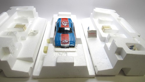 FRANKLIN MINT Signature Edition RICHARD PETTY Pontiac Grand Prix w DISPLAY CASE - Picture 10 of 17