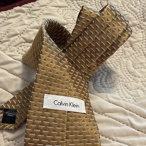 Calvin Klein Men's Silk Tie 60” X 4" Gold With Gray & Silver Triangles Geometric - Picture 4 of 8
