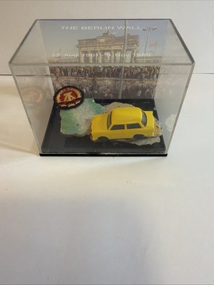 Berlin Wall Souvenir w/ Trabant Car & Real Wall Fragment Display Case 1961 1989