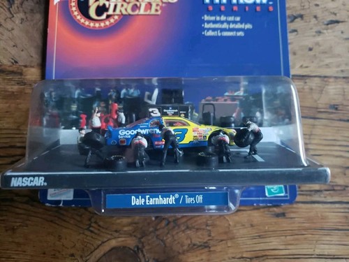 Neumáticos Dale Earnhardt #3 Wrangler 1999 Winner’s Circle Pit Row Series apagados 1:64 - Imagen 4 de 4