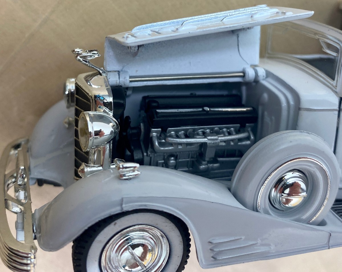 Signature Model 1/32 Scale Die Cast Car - 1933 Cadillac Town