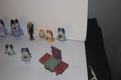 LOT 15 BLUEY ACTION FIGURES & playset furniture - Picture 4 of 6