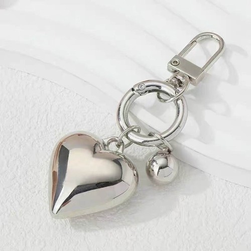 Stylish Silver Heart Keychain Handmade Metal Pendant Decoration for Women Girls - 第 3/8 張圖片