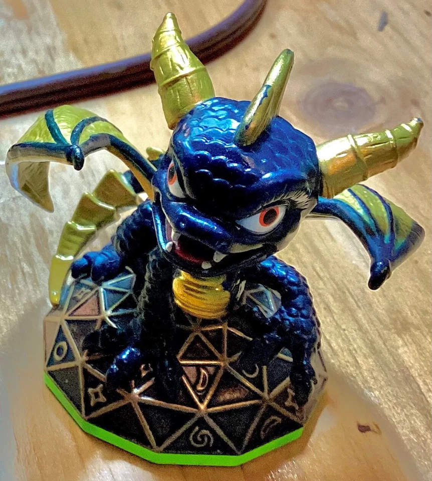 Lote de Figuras Skylanders + Disco de Aventura Portal y Spyros y Estuche de Transporte  Foto 2 de 4