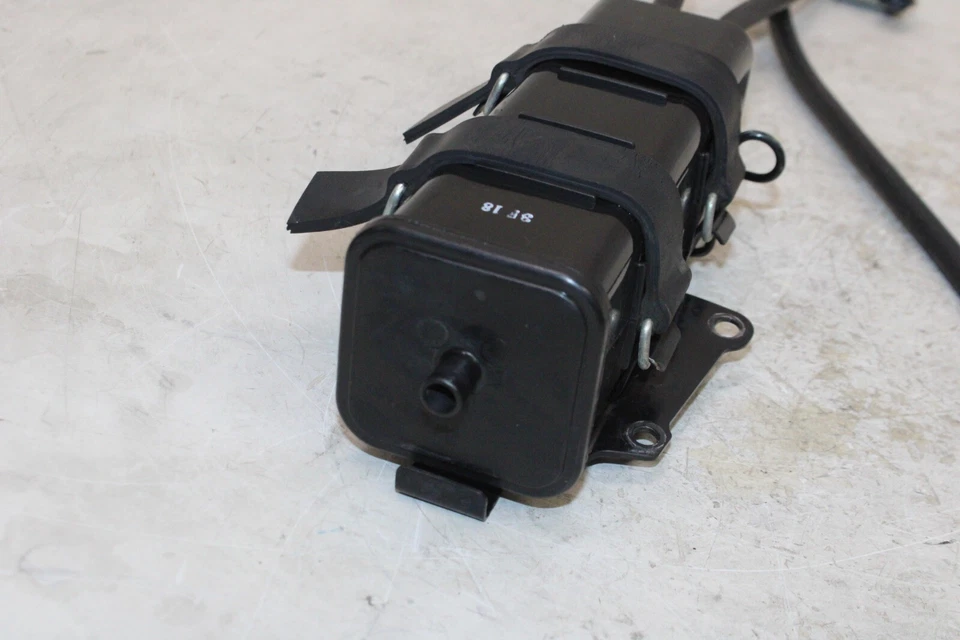 Kawasaki Ninja 300 Ex300B 2014 ABS fabricante de equipos originales evaporación bote de emisiones de carbón Foto 2 de 4