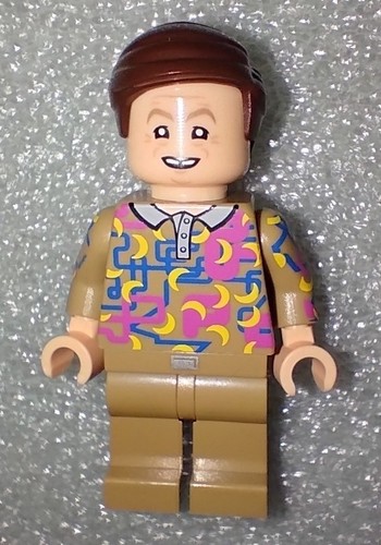 MiniBIGS Dan Flashes Fan Minifigure Dark Tan Variant (I Think You Should Leave) - Picture 3 of 7