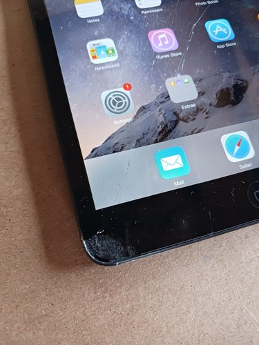 Apple iPad Mini. 16GB  Broken Screen Model  MD534LL/A - Picture 2 of 5
