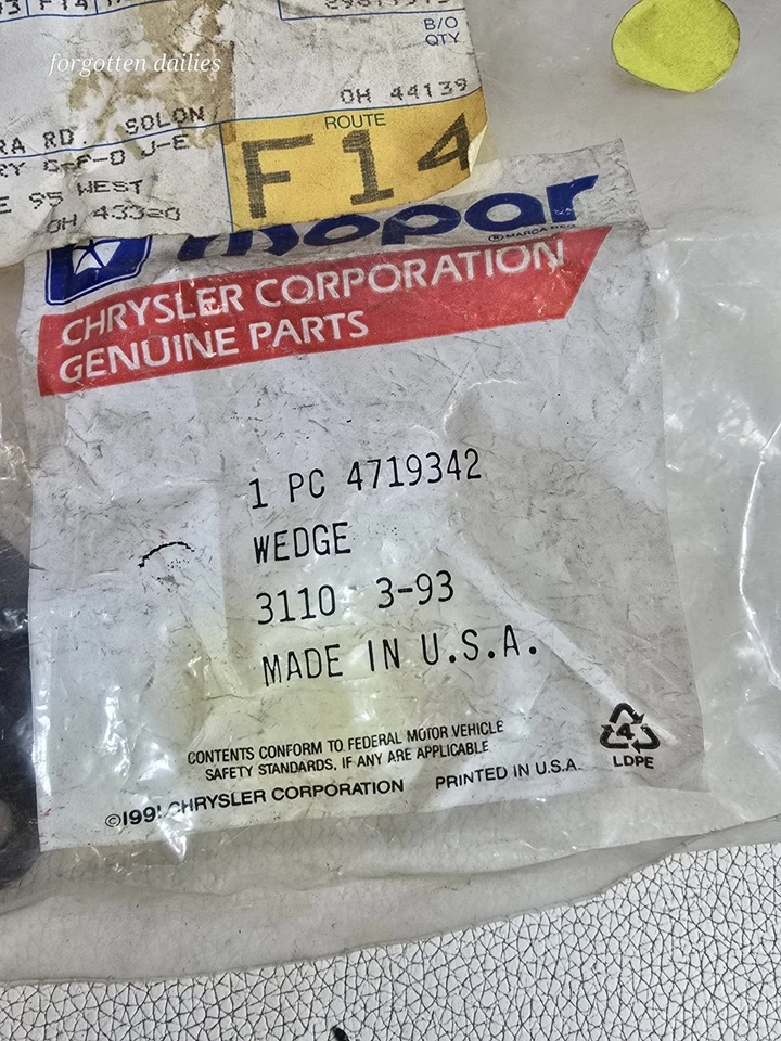 Ведж подъемной двери Dodge Caravan Chrysler Town & Country Plymouth Voyager 4719342 - Изображение 3 из 3