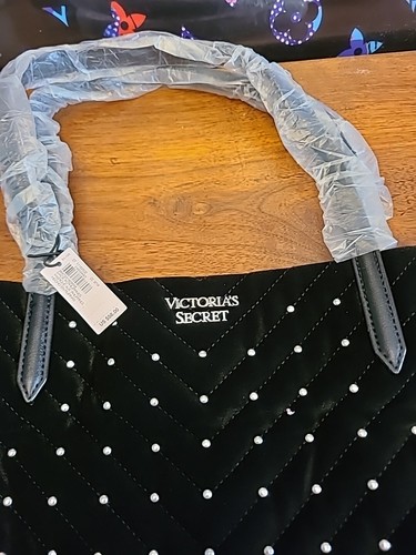 BOLSO DE MANO VICTORIAS SECRET WEEKENDER NEGRO TERCIOPELO TACHONADO LOGOTIPO $58 NUEVO CON ETIQUETAS - Imagen 2 de 11