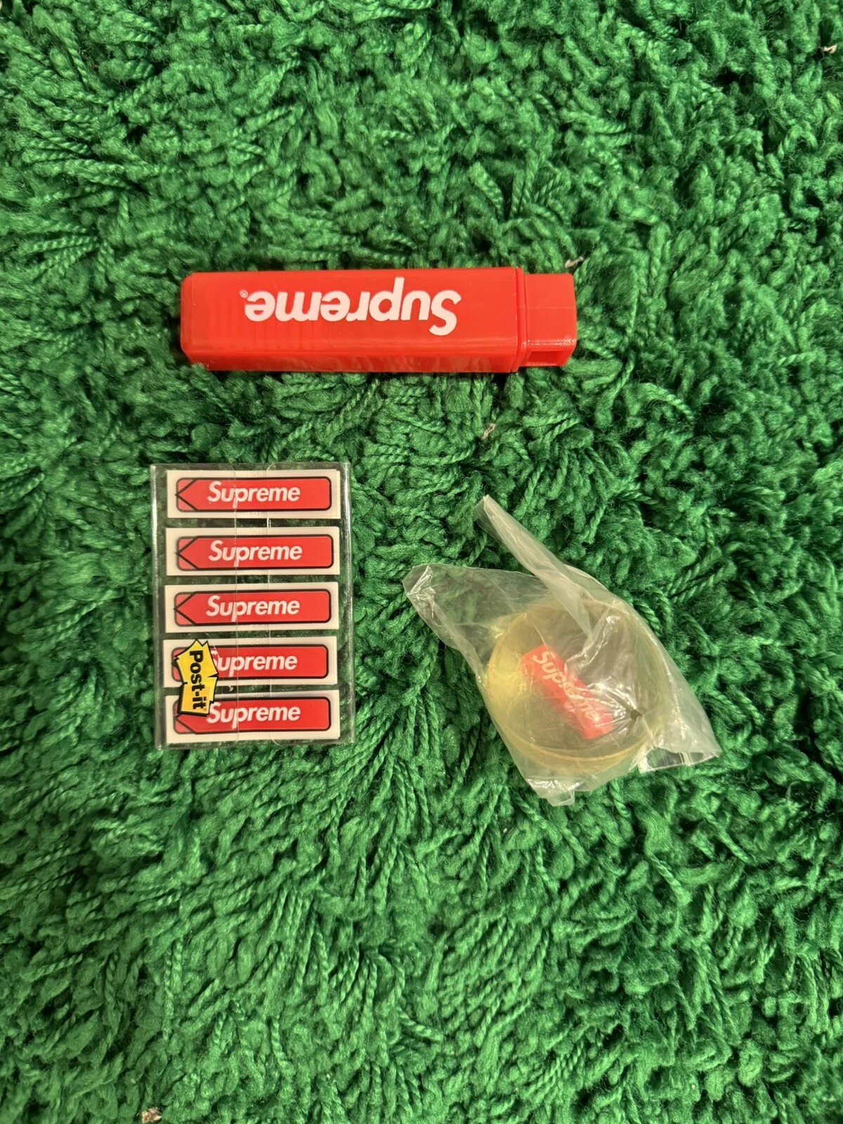 lot accessoires suprême tout sur la photo