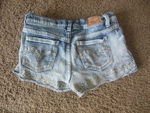 LEVIS girls SHORTY SHORTS size 14 regular Jean light wash Embroidered flowers - Picture 3 of 4