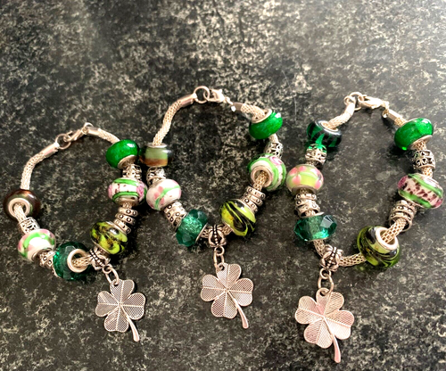Juego de 3 brazaletes de murano con cuentas con dije de trébol de cuatro hojas del día de San Patricio verde - Imagen 4 de 4