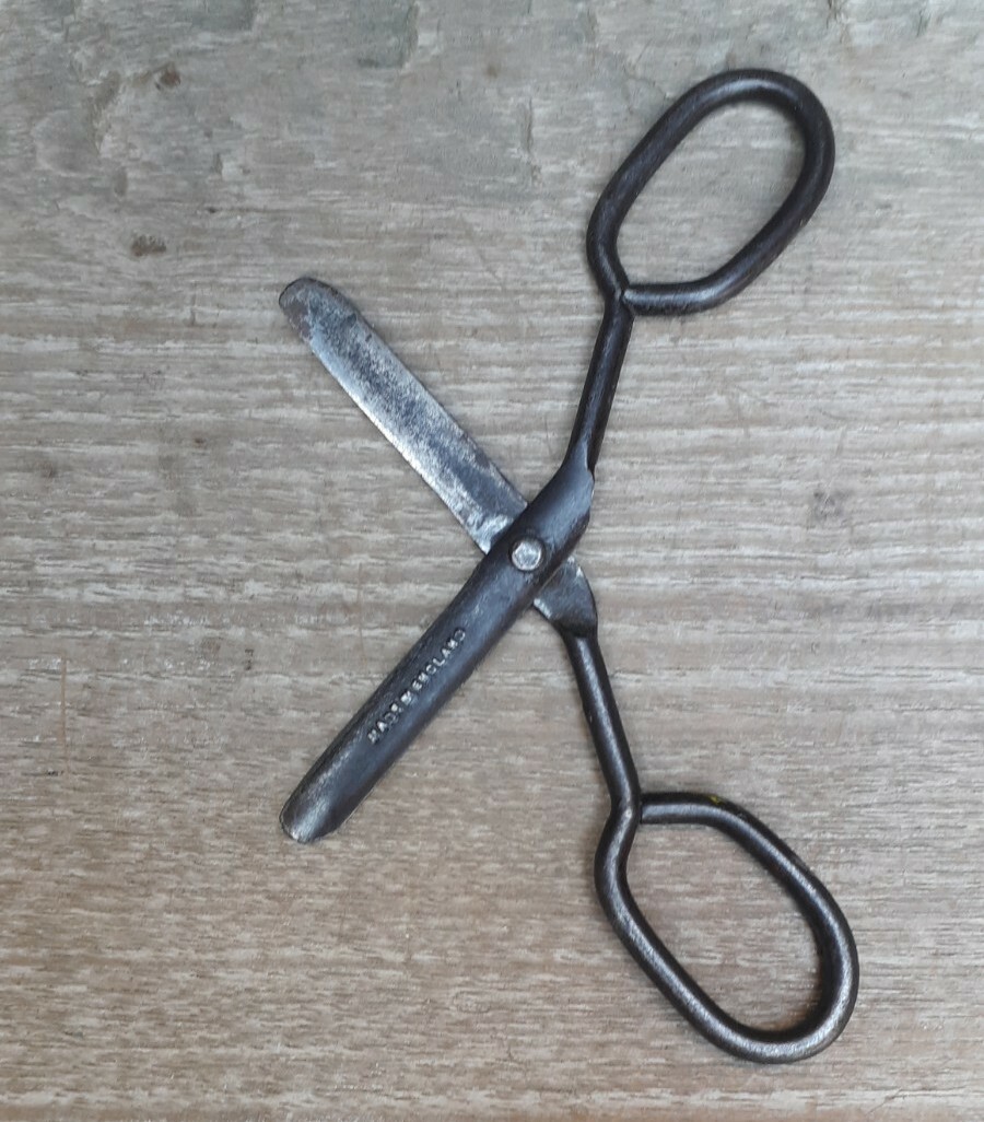 VINTAGE SMALL METAL SCISSORS MADE IN ENGLAND COLLECTIBLE eBay
