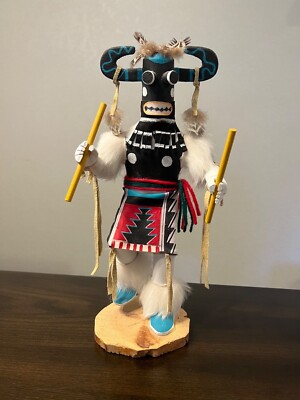 Handgefertigte Holz Whipper Kachina Puppe 11 Zoll signiert z.G. Echtleder/Fell/Federn