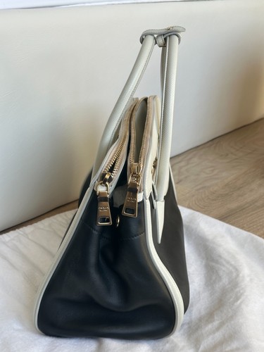 PRADA BLACK AND WHITE SAFFIANO LEATHER TOTE BAG W REMOVABLE STRAP AUTHENTIC π - Picture 4 of 8