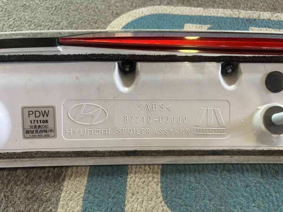 Alerón puerta trasera Hyundai Tucson 2019-2021 OEM 87210-D3000 Foto 2 de 4