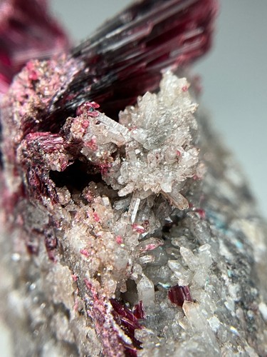 OUTSTANDING ERYTHRITE WITH QUARTZ CRYSTALS FROM BOU AZZER MINE, MOROCCO - Picture 10 of 15