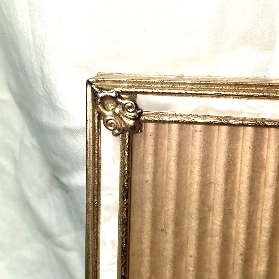 Marco de fotos vintage 8x10" latón dorado madreperla en relieve ornamentado con vidrio Foto 3 de 4