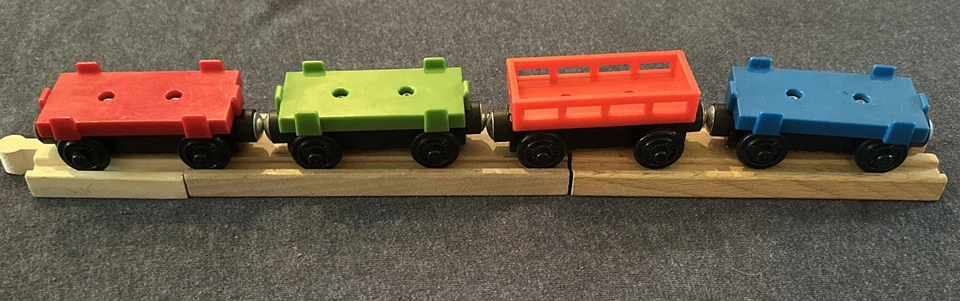Lote de 4 vagones de carga de tren de madera Thomas and Friends rojo verde azul Foto 3 de 4