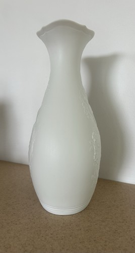 Kaiser Matte White Porcelain Bisque Vase Queen Flowers Bjorn Wiinblad 8.5 - Picture 4 of 11