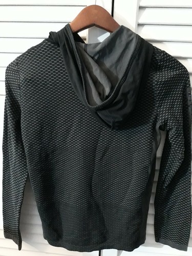 UNDER ARMOUR BOYS M (8-10) Long Sleeved HOODED ACTIVE TOP - Picture 3 of 3