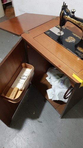 Singer Nähmaschine mit klappbarem Tisch Klasse 15 Guter Zustand - Bild 8 von 12