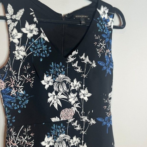 Vestido lápiz floral sin mangas Banana Republic - Imagen 2 de 5