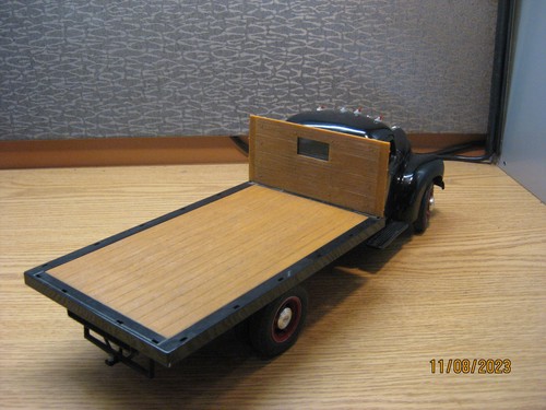 1/16 scale HIGHWAY 61 1948 INTERNATIONAL KB-5 BLACK FLATBED TRUCK #40040 - Picture 8 of 20