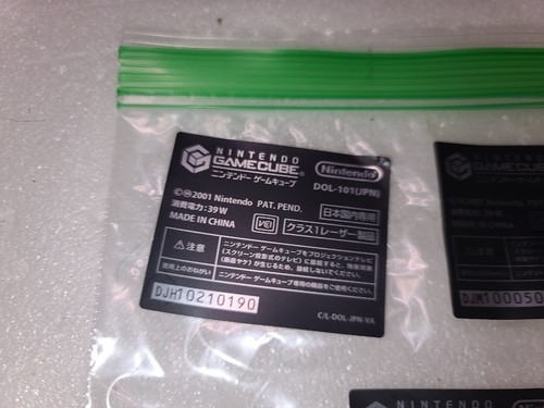 Nintendo GameCube^DOL-101^ (JPN) (3) - unten LOGO Etikett - sauber ziehen - einige Stick links - Bild 4 von 5