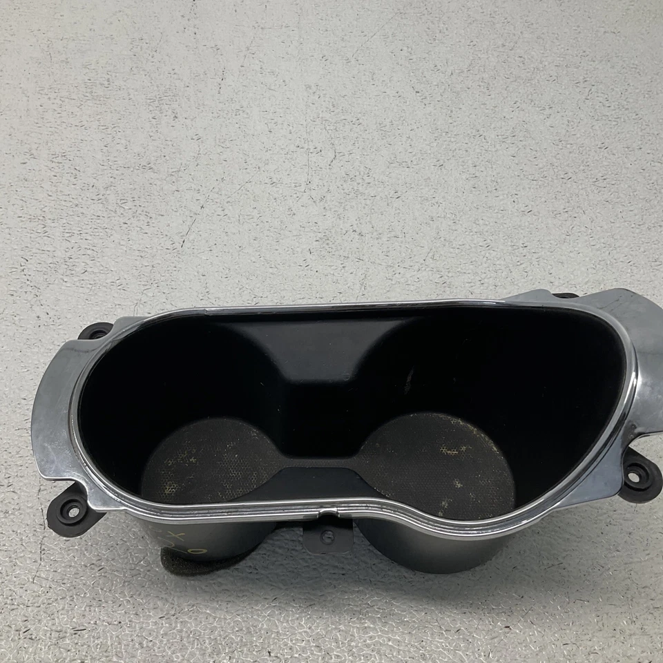 Центральная консоль Kia Forte 2010-2013 годов выпуска с двумя подстаканниками в сборе B27001-25031 от оригинального производителя - Изображение 3 из 4