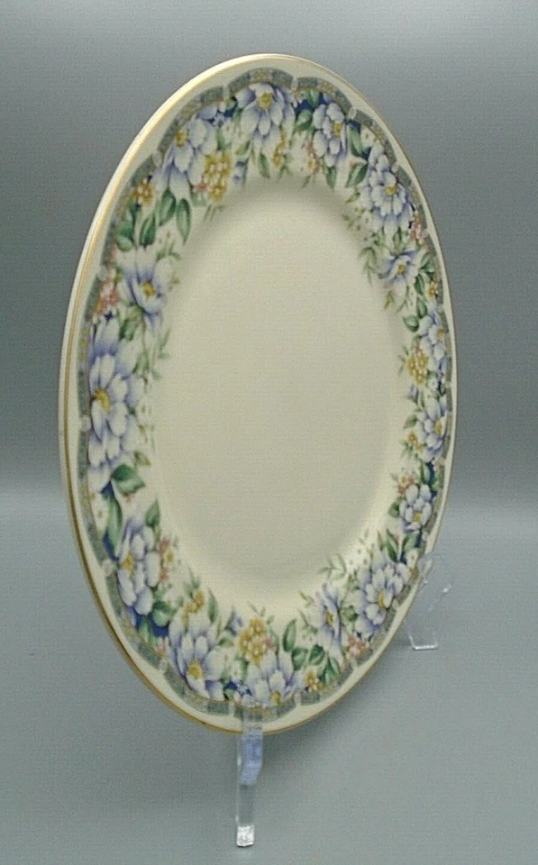 Plato de pastel Andrea by Sadek Donna flores púrpuras y blancas con adornos dorados blancos apagados  Foto 2 de 4