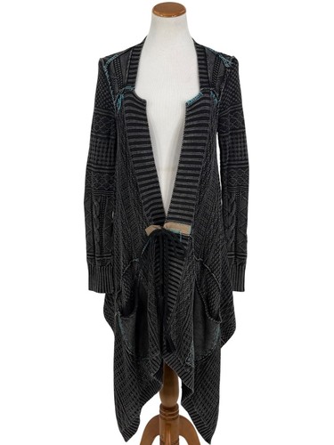 Suéter Cárdigan Plumero Tejido Retazos Gris Free People • Vaquera Costera Boho M - Imagen 2 de 24