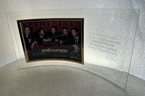 Entourage autografato/firmato incorniciato 5x cast foto troupe regalo raro - Foto 2 di 3