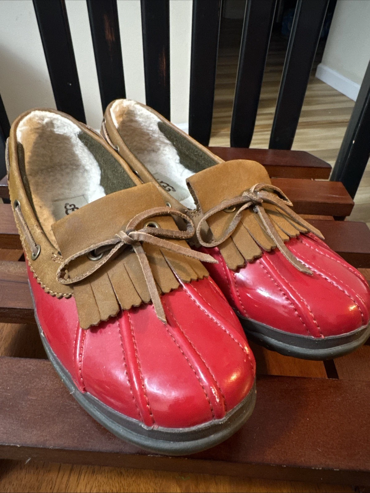 Mocassini UGG in vernice fodera in sherling lana. scarpe da pioggia donna rosse taglia 6