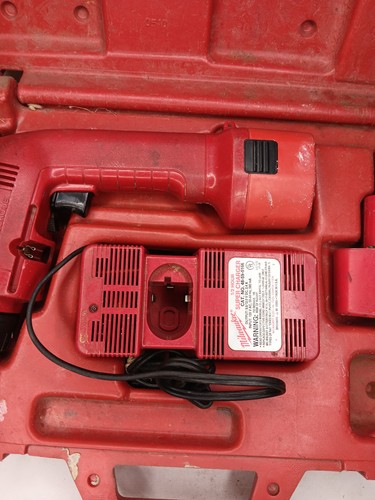 MILWAUKEE 0394-1 CORDLESS 9.6v DRIVER DRILL BATTERY & CHARGER - Picture 5 of 9