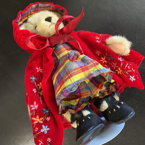 2002 MUFFY VANDERBEAR COUTURE - Little Red Riding Hood 21cm w Stand & Tag - Picture 6 of 7