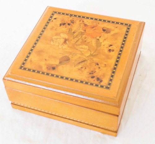 Spieldose Spieluhr Schmuckschatulle Holz verziert Blumen 2836 - Bild 1 von 6