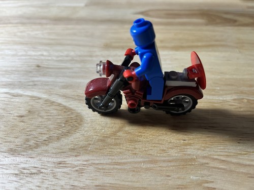 Lego Marvel Captain America Minifigur SH106 mit dunkelrotem Motorrad - Bild 4 von 8