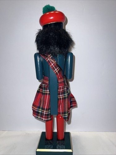 14 inch wooden Scottish nutcracker with pipes and bag - Picture 11 of 18